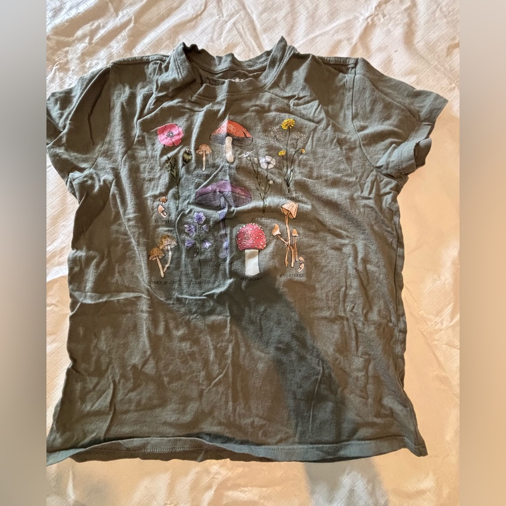 Doe mushroom theme graphic tee size small green